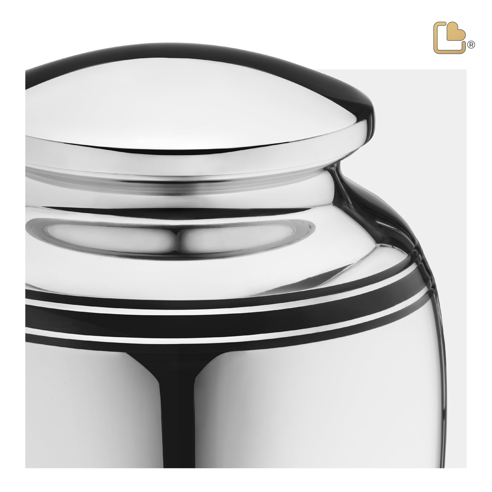 M218 ArtDeco Medium Urn Pol Silver